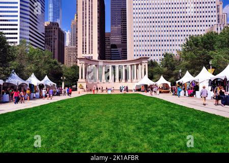 Chicago, Illinois, USA. Die Zelte, die für das Chicago Jazz Festival errichtet wurden, befinden sich auf dem Rasen am Wrigley Square im Millennium Park. Stockfoto