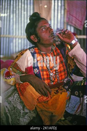 Minstrel Chakra das Baul auf einer Pause beim Poush Mela Festival, Santiniketan, Birbhum District, West Bengalen, Indien, Dezember 1972. Stockfoto