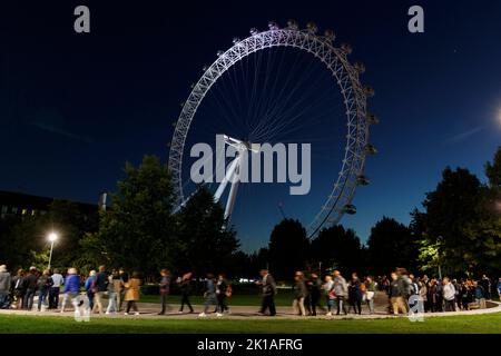 London, Großbritannien. 16. September 2022. Mitglieder der Öffentlichkeit stehen in einer Schlange, die London Eye passiert, um der britischen Königin Elizabeth nach ihrem Tod in London, Großbritannien, am 16. September 2022, Respekt zu zollen. Kredit: ZUMA Press, Inc./Alamy Live Nachrichten Stockfoto