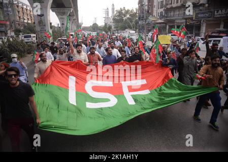 Rawalpindi, Punjab, Pakistan. 16. September 2022. Die Insaf Student Organization (ISF) aus Tehreek-e-Insaf (PTI) veranstaltet eine Kundgebung zugunsten des Vorsitzenden der PTI Imran Khan an der Murree Road. (Bild: © Zubair Abbasi/Pacific Press via ZUMA Press Wire) Stockfoto