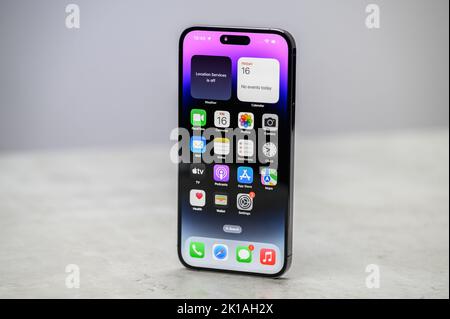 Ho Chi Minh, Vietnam - August 2022. Nahaufnahme des neuen iPhone 14 Pro Max für die redaktionelle Verwendung Stockfoto