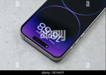 Ho Chi Minh, Vietnam - August 2022. Nahaufnahme des neuen iPhone 14 Pro Max für die redaktionelle Verwendung Stockfoto