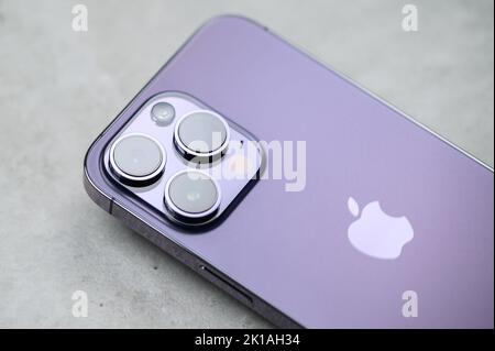 Ho Chi Minh, Vietnam - August 2022. Nahaufnahme des neuen iPhone 14 Pro Max für die redaktionelle Verwendung Stockfoto