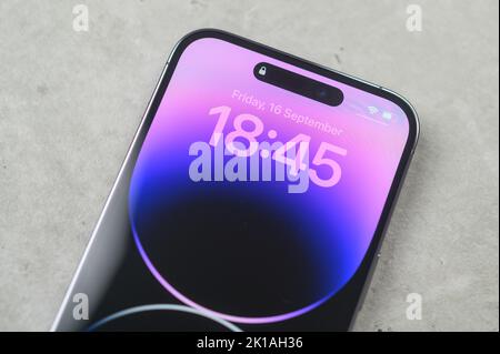 Ho Chi Minh, Vietnam - August 2022. Nahaufnahme des neuen iPhone 14 Pro Max für die redaktionelle Verwendung Stockfoto