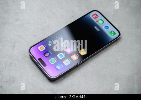 Ho Chi Minh, Vietnam - August 2022. Nahaufnahme des neuen iPhone 14 Pro Max für die redaktionelle Verwendung Stockfoto