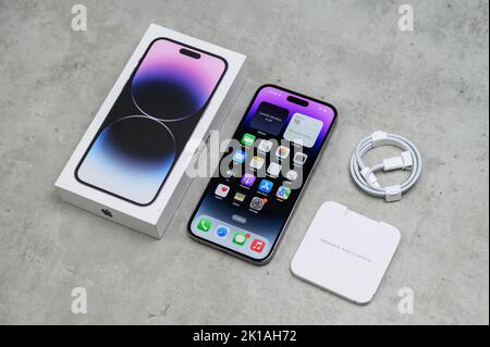 Ho Chi Minh, Vietnam - August 2022. Nahaufnahme des neuen iPhone 14 Pro Max für die redaktionelle Verwendung Stockfoto