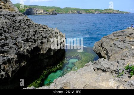 Indonesia Penida Island - Angel Billabong - Felsklippen mit natürlichem Pool Stockfoto