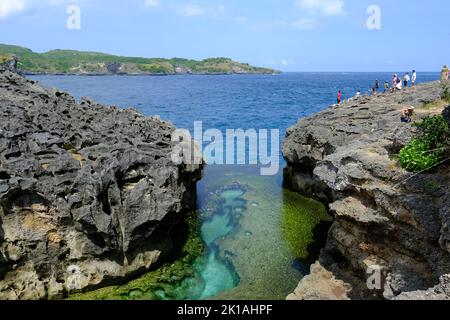 Indonesia Penida Island - Angel Billabong - Felsklippen mit natürlichem Pool Stockfoto