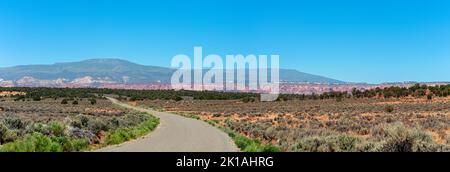 Panorama der Burr Trail Road, während sie sich durch das Grand Staircase-Escalante National Monument, Utah, USA, dreht Stockfoto