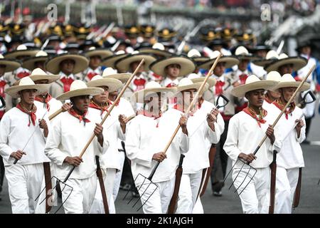 Mexiko-Stadt, Mexiko. 16. September 2022. Soldaten nehmen am 16. September 2022 an der Militärparade zum mexikanischen Unabhängigkeitstag auf dem Zocalo-Platz in Mexiko-Stadt, Mexiko, Teil. Mexiko feierte am Freitag den 212.. Jahrestag seines Kampfes für die Unabhängigkeit von der spanischen Kolonialherrschaft mit einem Aufruf zum Weltfrieden und mehreren Gedenkveranstaltungen. Kredit: Xin Yuewei/Xinhua/Alamy Live Nachrichten Stockfoto