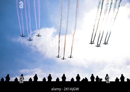 Mexiko-Stadt, Mexiko. 16. September 2022. Flugzeuge treten während der Militärparade zum Unabhängigkeitstag Mexikos am 16. September 2022 auf dem Zocalo-Platz in Mexiko-Stadt, Mexiko, auf. Mexiko feierte am Freitag den 212.. Jahrestag seines Kampfes für die Unabhängigkeit von der spanischen Kolonialherrschaft mit einem Aufruf zum Weltfrieden und mehreren Gedenkveranstaltungen. Kredit: Xin Yuewei/Xinhua/Alamy Live Nachrichten Stockfoto