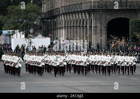 Mexiko-Stadt, Mexiko. 16. September 2022. Ehrenwachen nehmen am 16. September 2022 an der Militärparade zum Unabhängigkeitstag Mexikos auf dem Zocalo-Platz in Mexiko-Stadt, Mexiko, Teil. Mexiko feierte am Freitag den 212.. Jahrestag seines Kampfes für die Unabhängigkeit von der spanischen Kolonialherrschaft mit einem Aufruf zum Weltfrieden und mehreren Gedenkveranstaltungen. Kredit: Xin Yuewei/Xinhua/Alamy Live Nachrichten Stockfoto