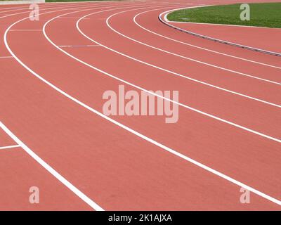 Die Laufstrecke verblasst nach rechts, die Fahrspuren sind deutlich markiert. Stockfoto