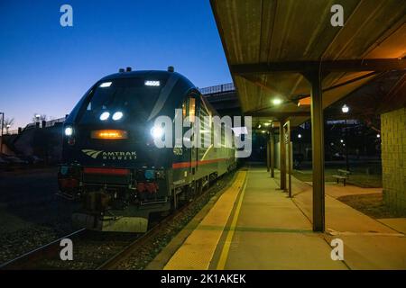 Ann Arbor, Usa. 20. März 2021. Ein Amtrak-Zug kommt am Bahnhof an. Präsident Joe Biden kündigte an, dass ein potenzielles Eisenbahnarbeitsabkommen erzielt wurde, um einen möglichen Streik zu vermeiden. (Foto von Dominick Sokotoff/SOPA Images/Sipa USA) Quelle: SIPA USA/Alamy Live News Stockfoto