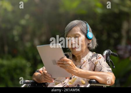 Musiktherapie bei Demenzbehandlung bei älteren Frauen. Stockfoto