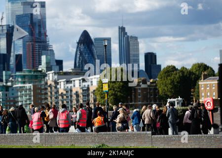 London, Großbritannien. 16. September 2022. In London stehen die Menschen Schlange, um der britischen Königin Elizabeth nach ihrem Tod Respekt zu zollen. Eine lange Schlange wird sich 10 Meilen über London erstrecken, und es wird erwartet, dass sich in den nächsten Tagen bis zur Beerdigung um 06:30 Uhr am Montag, dem 19. September 2022, eine Million Menschen für den im-Staat von Königin Elizabeth II. Im Palace of Westminster einfinden werden. Kredit: SOPA Images Limited/Alamy Live Nachrichten Stockfoto