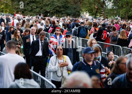 London, Großbritannien. 16. September 2022. In London stehen die Menschen Schlange, um der britischen Königin Elizabeth nach ihrem Tod Respekt zu zollen. Eine lange Schlange wird sich 10 Meilen über London erstrecken, und es wird erwartet, dass sich in den nächsten Tagen bis zur Beerdigung um 06:30 Uhr am Montag, dem 19. September 2022, eine Million Menschen für den im-Staat von Königin Elizabeth II. Im Palace of Westminster einfinden werden. (Foto von May James | SOPA Images/Sipa USA) Quelle: SIPA USA/Alamy Live News Stockfoto