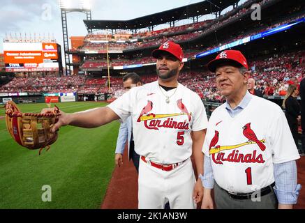 St. Louis, USA. 16. September 2022. Der ehemalige Präsident der Dominikanischen Republik, Leonel Fernandez, wird von St. Louis Cardinals Albert Pujols für eine zeremonielle erste Seillänge vor der Cincinnati Reds-St. Baseballspiel der Louis Cardinals im Busch Stadium in St. Louis am Freitag, den 16. September 2022. Foto von Bill Greenblatt/UPI Credit: UPI/Alamy Live News Stockfoto