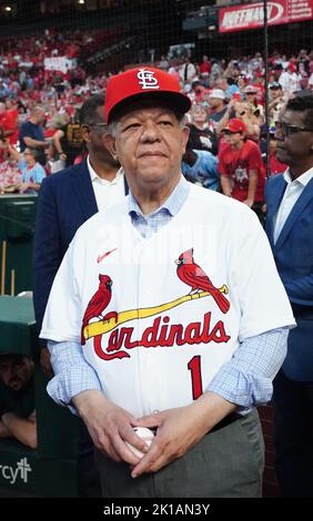 St. Louis, USA. 16. September 2022. Der ehemalige Präsident der Dominikanischen Republik, Leonel Fernandez, wartet darauf, eine feierliche erste Seillänge vor der Cincinnati Reds-St. zu werfen Baseballspiel der Louis Cardinals im Busch Stadium in St. Louis am Freitag, den 16. September 2022. Foto von Bill Greenblatt/UPI Credit: UPI/Alamy Live News Stockfoto