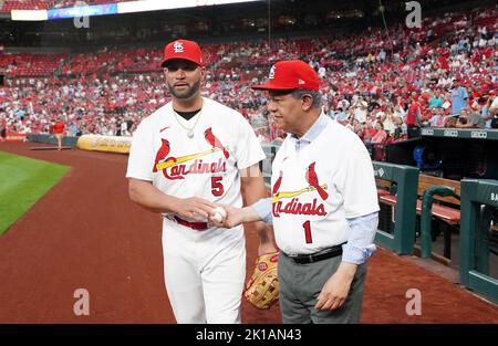 St. Louis, USA. 16. September 2022. Der ehemalige Präsident der Dominikanischen Republik, Leonel Fernandez, wird von den St. Louis Cardinals Albert Pujols für eine feierliche erste Seillänge vor der Cincinnati Reds-St. ein Baseballspiel gegeben Baseballspiel der Louis Cardinals im Busch Stadium in St. Louis am Freitag, den 16. September 2022. Foto von Bill Greenblatt/UPI Credit: UPI/Alamy Live News Stockfoto