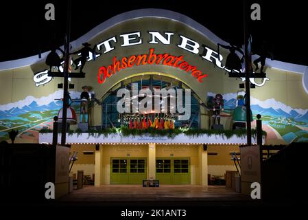 17. September 2022, Bayern, München: In der Ochsenbraterei, einem Festzelt, auf dem noch geschlossenen Oktoberfest-Gelände ist es am frühen Morgen noch dunkel. Das Oktoberfest 187. wird voraussichtlich um 12:00 Uhr mit dem ersten Bierfass eröffnet. Sie läuft vom 17. September bis zum 3. Oktober 2022. Foto: Sven Hoppe/dpa Stockfoto