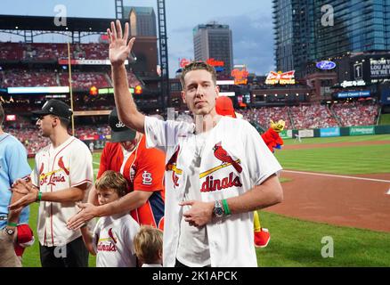 St. Louis, USA. 16. September 2022. St. Louis Blues Torhüter Jordan Binnington winkt der Menge zu, bevor er eine zeremonielle erste Seillänge vor der Cincinnati Reds-St. wirft Baseballspiel der Louis Cardinals im Busch Stadium in St. Louis am Freitag, den 16. September 2022. Foto von Bill Greenblatt/UPI Credit: UPI/Alamy Live News Stockfoto