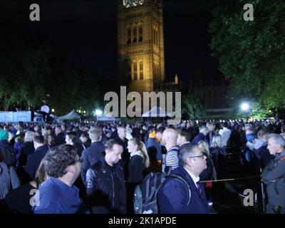 Westminster Hall, London, Großbritannien. 16. September 2022. 14-19 Meilen lange Warteschlangen erstrecken sich über beide Ufer der Themse und die Westminster Hall in London, während eine Vielzahl traurender Menschen geduldig und langsam in gut organisierten Warteschlangen vorwärtsgeht, die schließlich zur Westminster Hall führen. Wo die traurige, aber widerstandsfähige Öffentlichkeit der verstorbenen Königin Elizabeth II. Von Großbritannien ihre letzte Ehre erweisen wird, da sie vier Tage und Nächte lang in einem königlichen Zustand liegt, bevor sie am 19. September in Westminster Abbey beerdigt wurde. Quelle: ©Julia Mineeva/EGBN TV News/Alamy Live News Stockfoto