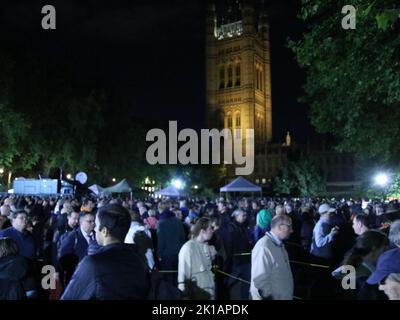 Westminster Hall, London, Großbritannien. 16. September 2022. 14-19 Meilen lange Warteschlangen erstrecken sich über beide Ufer der Themse und die Westminster Hall in London, während eine Vielzahl traurender Menschen geduldig und langsam in gut organisierten Warteschlangen vorwärtsgeht, die schließlich zur Westminster Hall führen. Wo die traurige, aber widerstandsfähige Öffentlichkeit der verstorbenen Königin Elizabeth II. Von Großbritannien ihre letzte Ehre erweisen wird, da sie vier Tage und Nächte lang in einem königlichen Zustand liegt, bevor sie am 19. September in Westminster Abbey beerdigt wurde. Quelle: ©Julia Mineeva/EGBN TV News/Alamy Live News Stockfoto