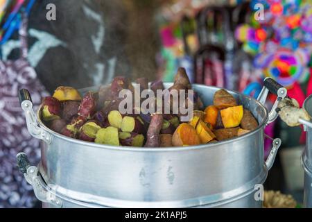 Zwei Arten japanischer Süßkartoffeln im gedämpften Topf Stockfoto