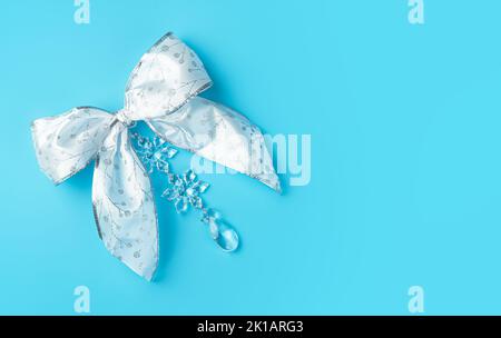 Festliche Weihnachtsschleife auf blauem Hintergrund. Stockfoto