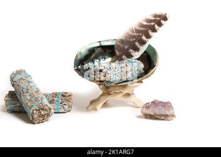 Abalone Shell mit Salbei-Räucherung und Amethyst-Stein zur Reinigung und Reinigung isoliert auf weißem Hintergrund Stockfoto