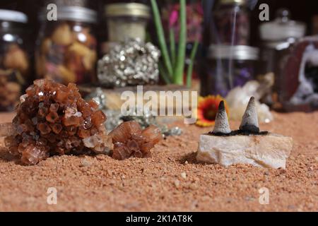 Chakra-Steine mit Aloe Vera-Pflanzen und Räucherkegel auf australischem roten Sand Stockfoto