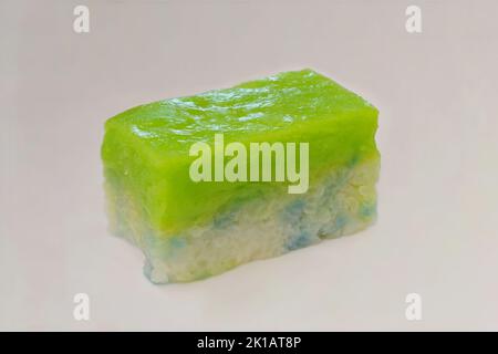 Kueh Seri Muka besteht aus einer unteren Schicht aus klejehalem Reis, der in Kokosmilch gekocht wird, während die obere Schicht ein leuchtendes grünes Kokosmilch-Pudding ist Stockfoto