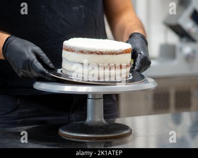 Vorbereitung eines Geburtstagstortes Stockfoto