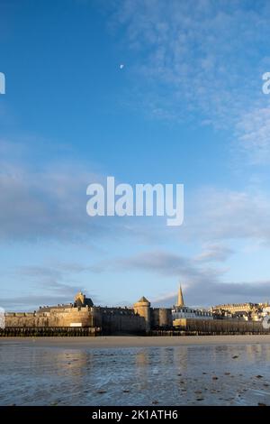 Frankreich, Bretagne, Saint-Malo am 2021-07-29. Die Stadt Saint Malo am Morgen bei Sonnenaufgang im Sommer. Foto von Matrtin Bertrand. Frankreich, Bretag Stockfoto