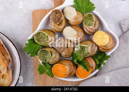 Gebackene Schnecken Escargot mit Brot Stockfoto