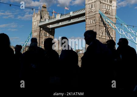 London, Großbritannien. 16. September 2022. 16. September 2022, London, England, Vereinigtes Königreich: Mitglieder der Öffentlichkeit stehen in einer Schlange, die an der Tower Bridge vorbeigeht, um der britischen Königin Elizabeth nach ihrem Tod Respekt zu zollen.Tausende von Trauernden standen in der Nacht auf, um am Sarg von Königin Elizabeth II. Vorbei zu feilgen Kredit: ZUMA Press, Inc./Alamy Live Nachrichten Stockfoto