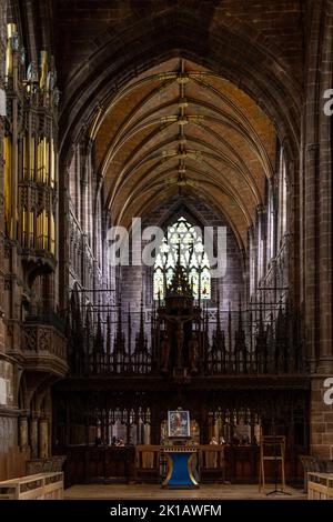 Chester, Vereinigtes Königreich - 26. August 2022: Blick auf den Altar und das Mittelschiff der historischen Chester Cathedral Stockfoto