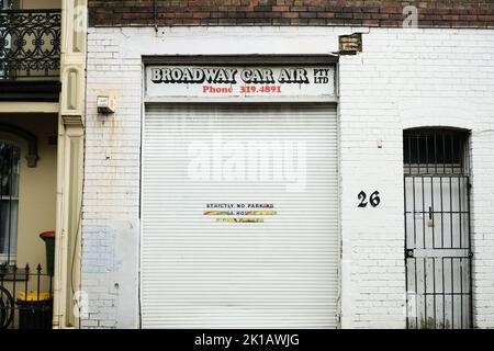 „Broadway Car Air“: autowerkstatt in Chippendale, Sydney – New South Wales, Australien Stockfoto