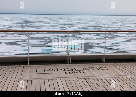 Schiffsheck der MS Hanseatic Spirit im arktischen Ozean. Spektakuläre Aussicht auf das Packeis im arktischen Ozean. Spitzbergen, Norwegen. 27. Juli 2022 Stockfoto