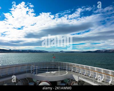 Schiffsbogen von der MS Hanseatic Spirit im arktischen Ozean gegen blau bewölkten Himmel. Nahaufnahme Svalbard, Spitzbergen, Norwegen. 27. Juli 2022 Stockfoto