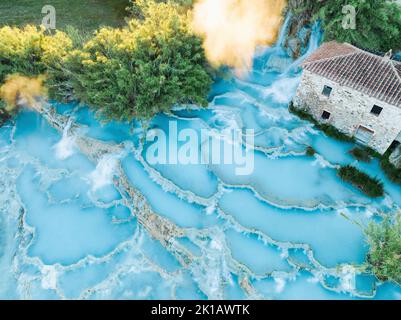 Blick von oben, atemberaubende Luftaufnahme von Le Cascate del Mulino, einer Gruppe von schönen heißen Quellen in der Gemeinde Manciano, Toskana Stockfoto