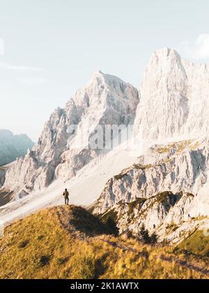 Blick von oben, atemberaubende Luftaufnahme einer Person, die den Blick auf den Monte Pelmo vom Gipfel des Col de la Puina genießt. Monte Pelmo, Dolomiten, Italien Stockfoto