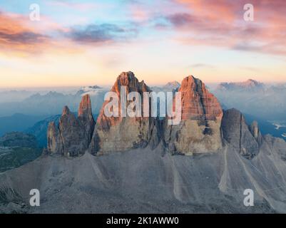 Blick von oben, atemberaubende Luftaufnahme der drei Zinnen von Lavaredo (drei zinnen von Lavaredo) bei einem wunderschönen Sonnenaufgang. Stockfoto