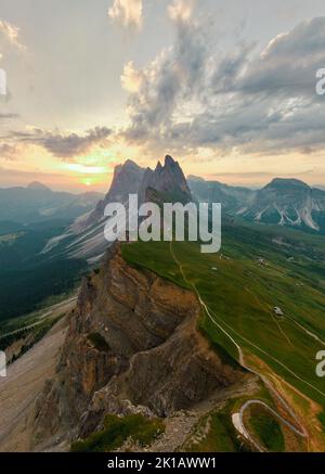 Atemberaubender Blick auf den Seceda-Grat an einem bewölkten Tag. Die Seceda ist mit ihren 2,500 Metern der höchste Aussichtspunkt in Gröden, Dolomiten, Italien. Stockfoto