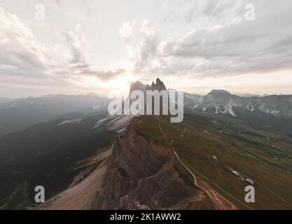 Atemberaubender Blick auf den Seceda-Grat an einem bewölkten Tag. Die Seceda ist mit ihren 2,500 Metern der höchste Aussichtspunkt in Gröden, Dolomiten, Italien. Stockfoto