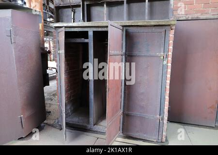 Ein alter rostiger offener Metallschrank Stockfoto