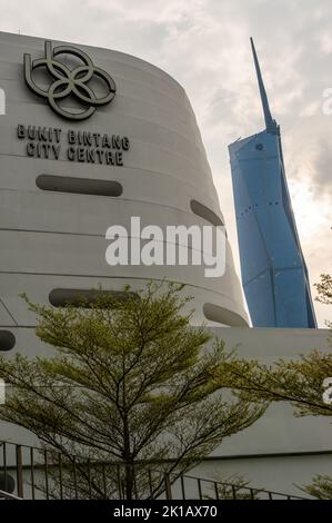 Bukit Bintang City Centre Schild mit dem Turm von PNB118 im Hintergrund Stockfoto