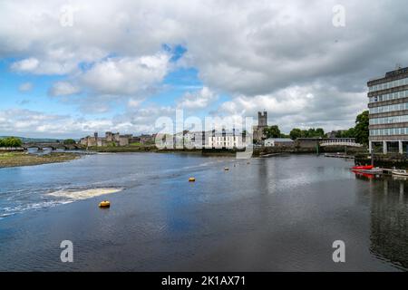 Limerick, Irland - 2. August 2022: Stadtbild von Limerick mit dem Shannon River und der Thomond Bridge Stockfoto