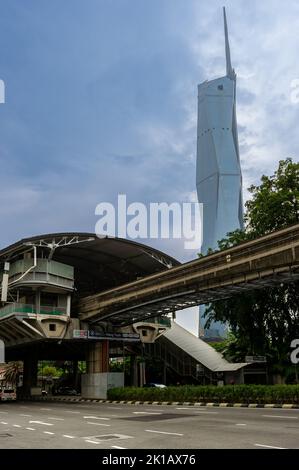 Hang Tuah Monorail Station mit dem Turm PNB118 im Hintergrund Stockfoto